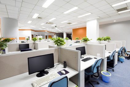 Des bureaux d'entreprise où des ordinateurs sont mis en réseau