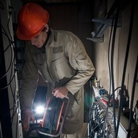 Un technicien téléphonique règle un câblage de fils